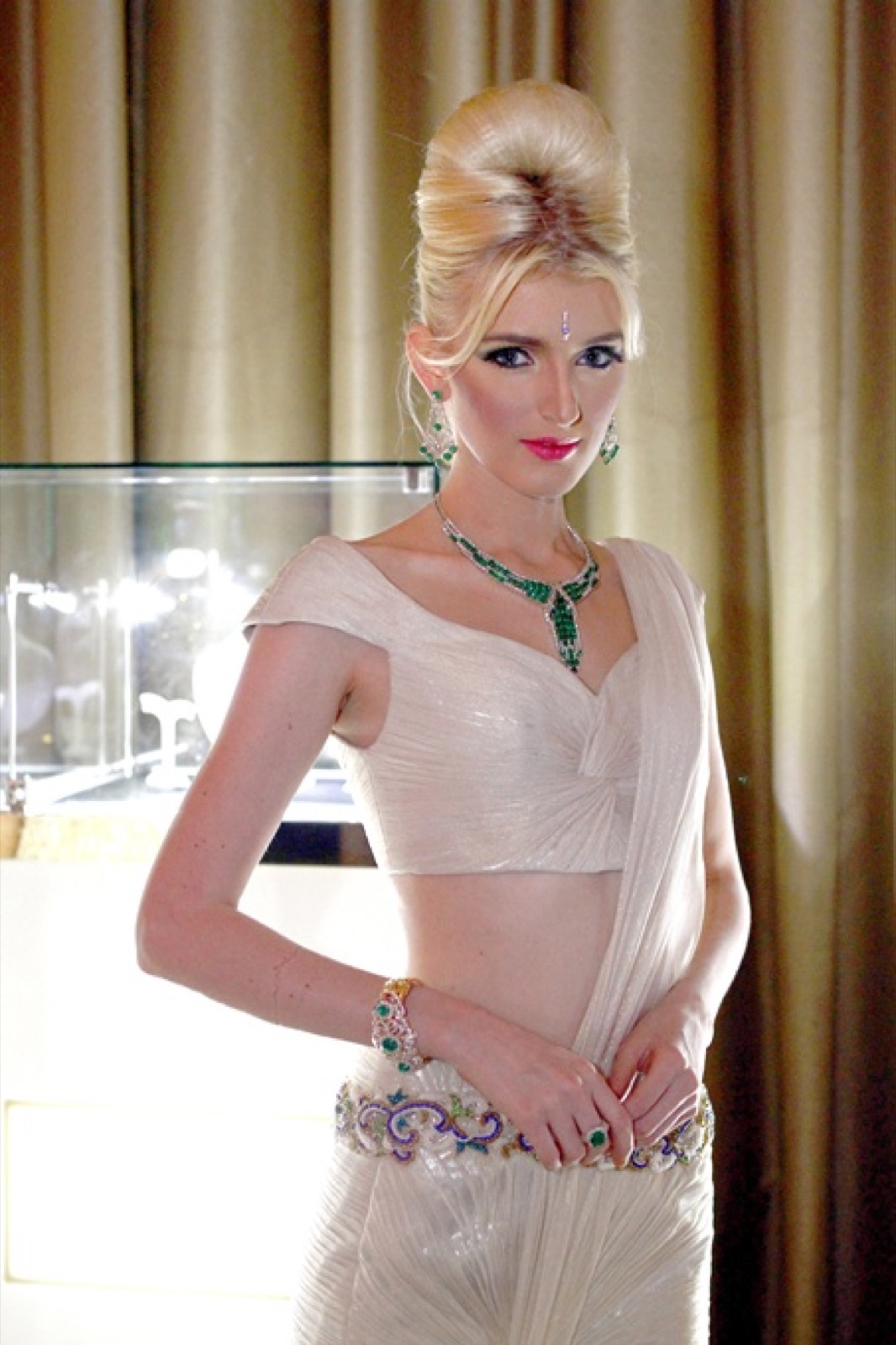 An emerald suite worn at the couture evening: necklace, earrings, bracelet and ring